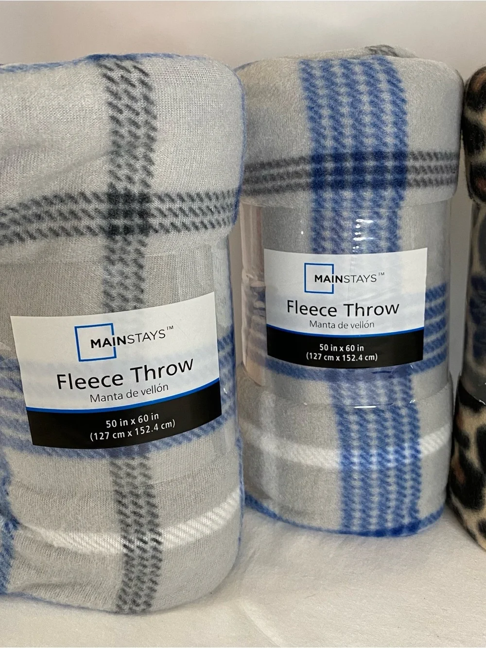 Lot of 4 Lightweight Fleece Throws, New - Picture 2 of 3